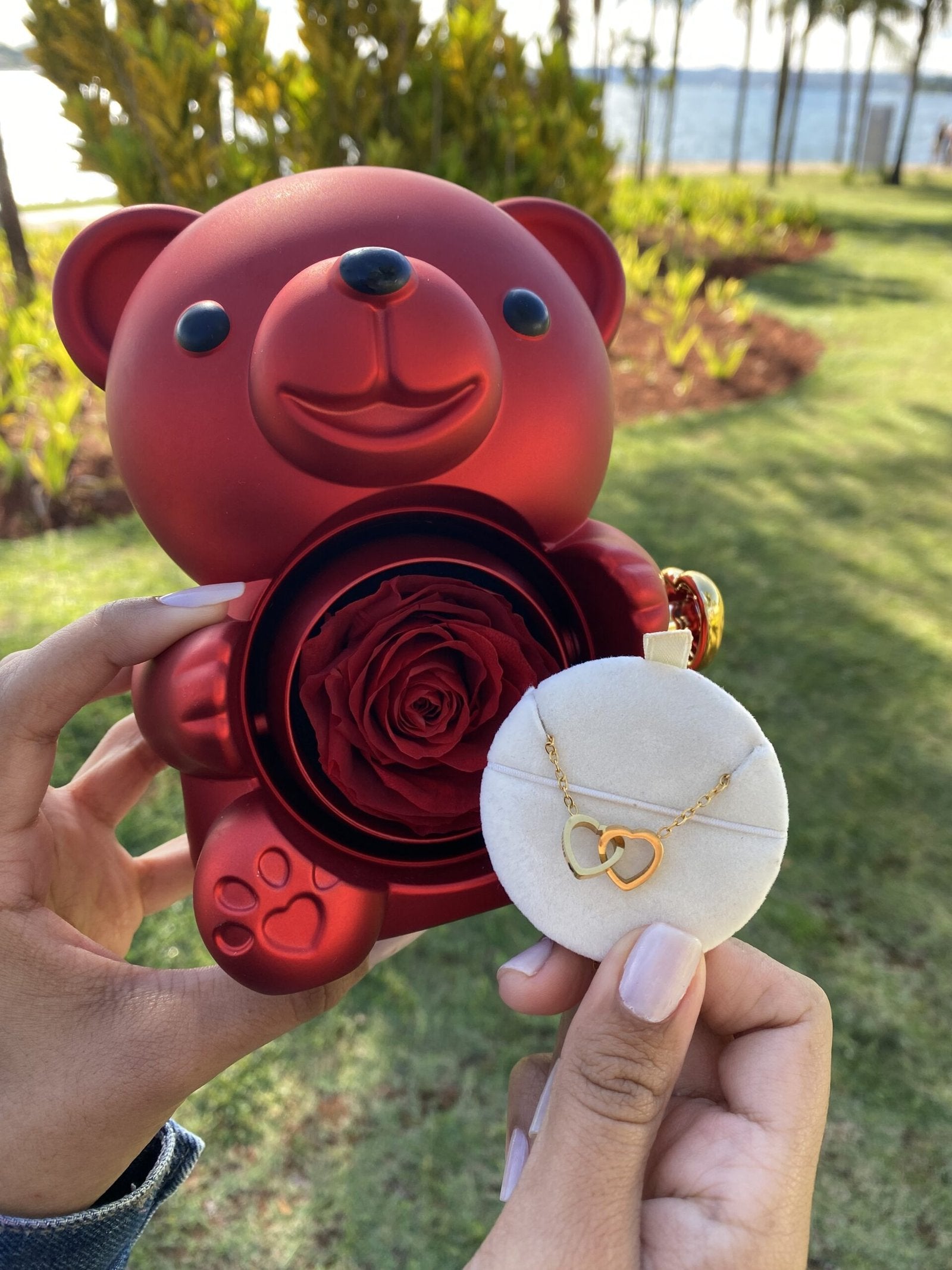 Colar Dueto de Amor & Urso com Rosa Eternizada + Nomes Gravados! 🧸
