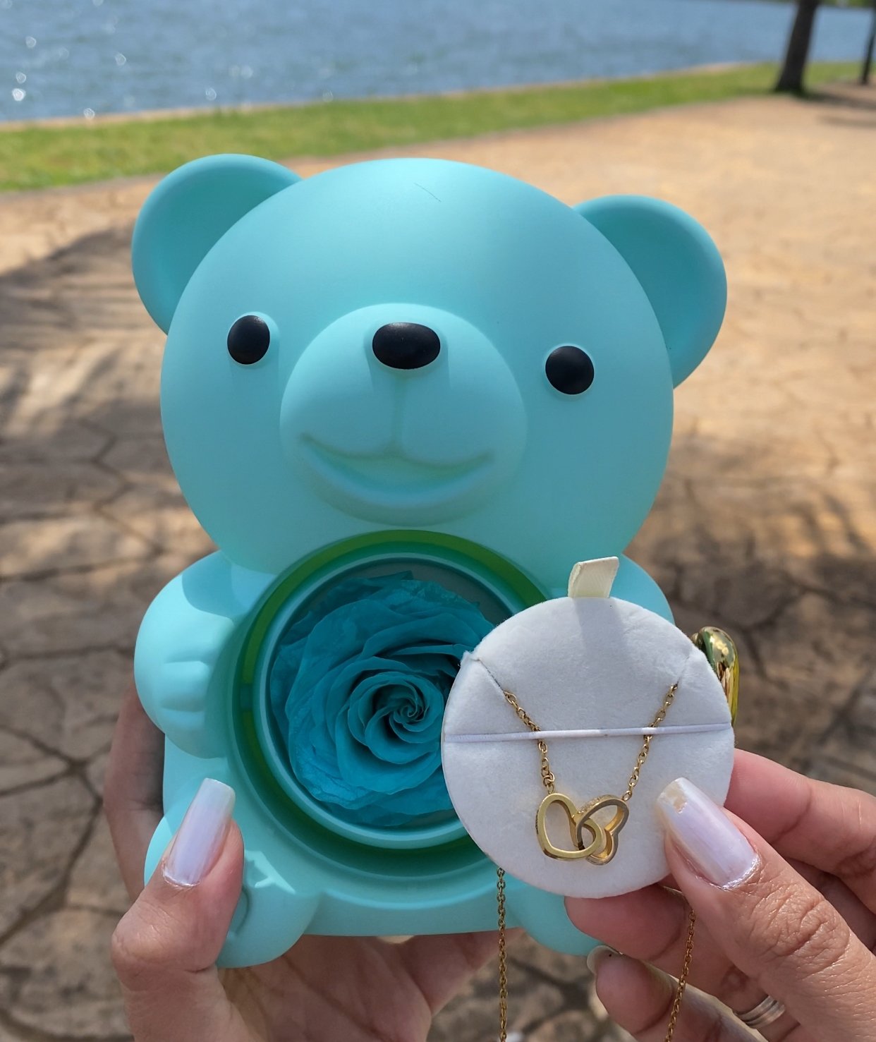 Colar Dueto de Amor & Urso com Rosa Eternizada + Nomes Gravados! 🧸