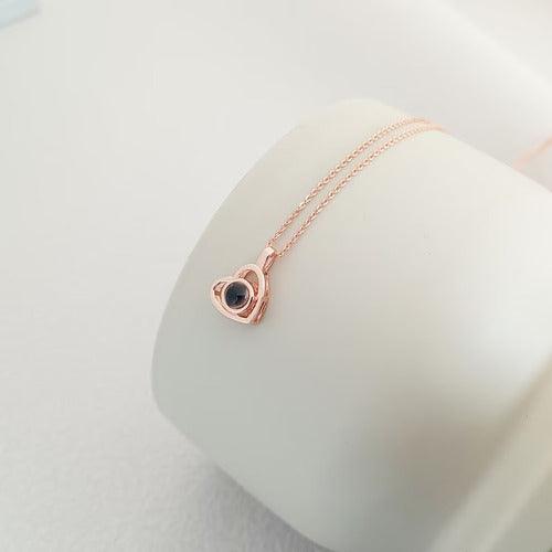 Colar Eu Te Amo em 100 Idiomas +  Brinde Surpresa da Infinity Express - Liora Express